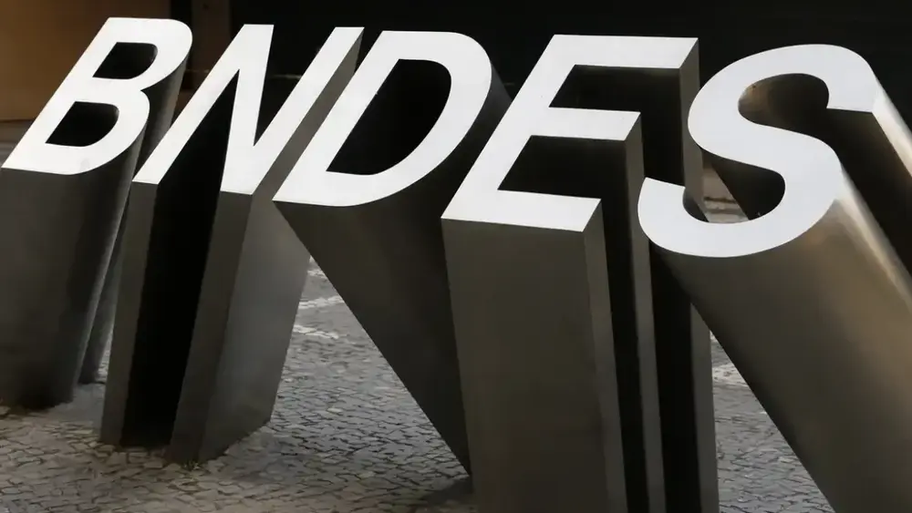 BNDES aprova R$ 20 bi para renovar frota de ônibus e caminhões