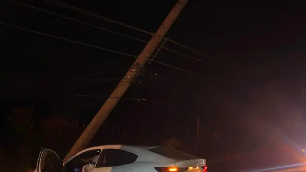 Carro bate em poste no Altiplano Leste e motorista não se fer