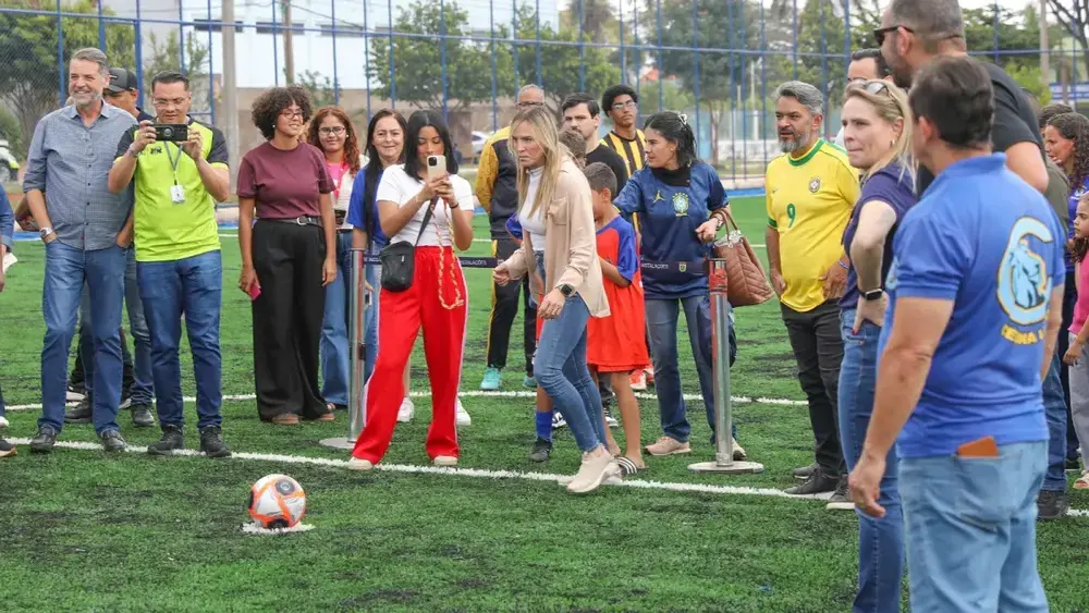 Celina Leão entrega campos sintéticos reformados em Taguatinga e Samambaia