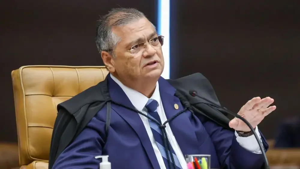 Dino decreta prisão domiciliar de secretário do MA por coação
