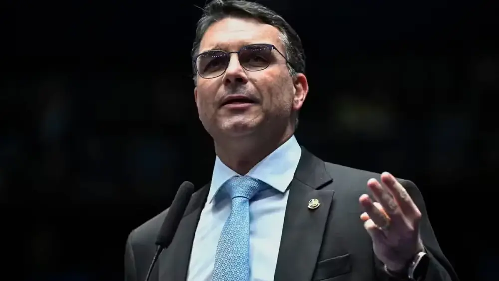 Flávio Bolsonaro fala em 'guerra psicológica' e nega deixar corrida