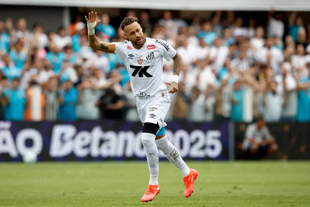 Neymar marca na Vila, Santos vence Bragantino e sai do Z4