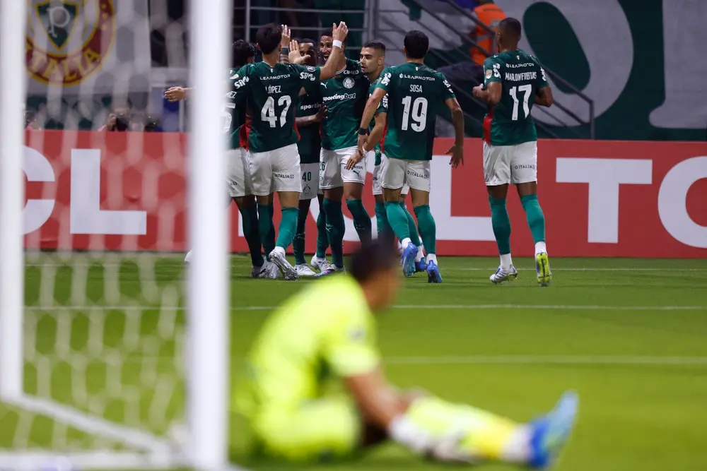 Palmeiras vence Bragantino com retranca e mantém liderança