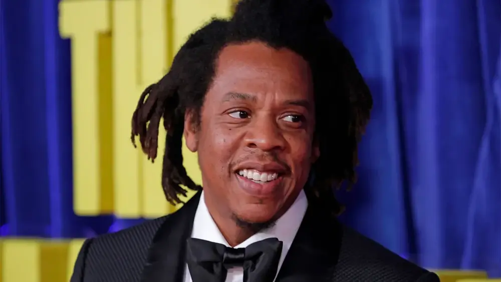 Rihanna sobe ao palco com Jay-Z e brinca: 'Estou enferrujada