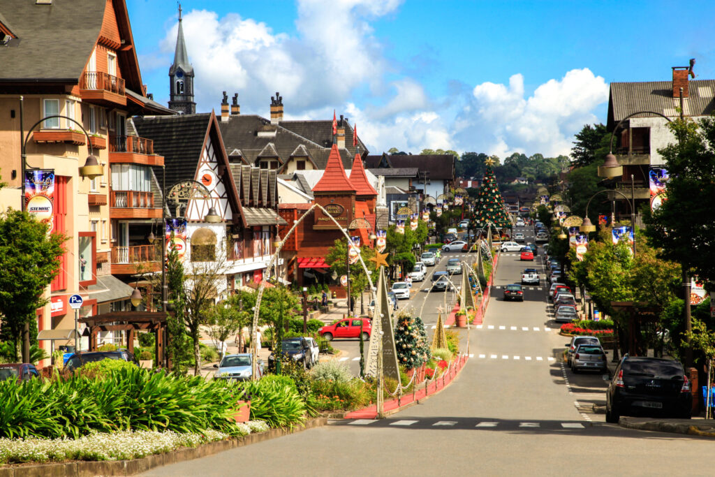 Vista de Gramado, cidade com arquitetura inspirada na Europa.