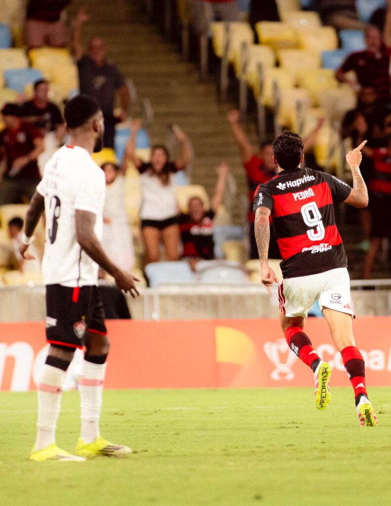 Flamengo vence Vitória e segue 100% na Copa do Brasil