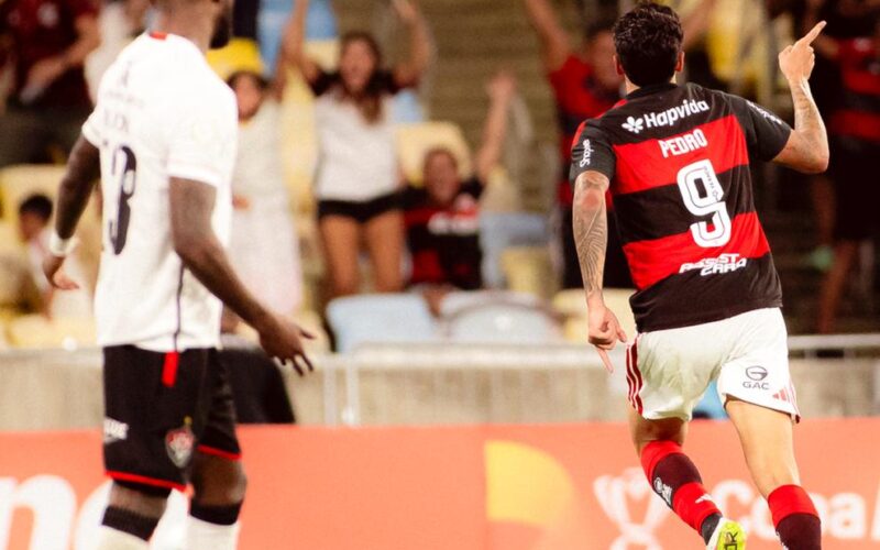 Flamengo vence Vitória e segue 100% na Copa do Brasil