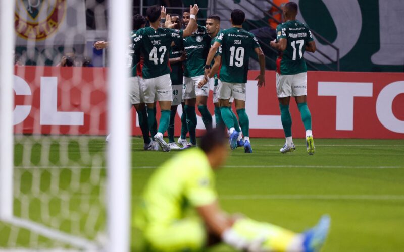 Palmeiras vence Bragantino com retranca e mantém liderança
