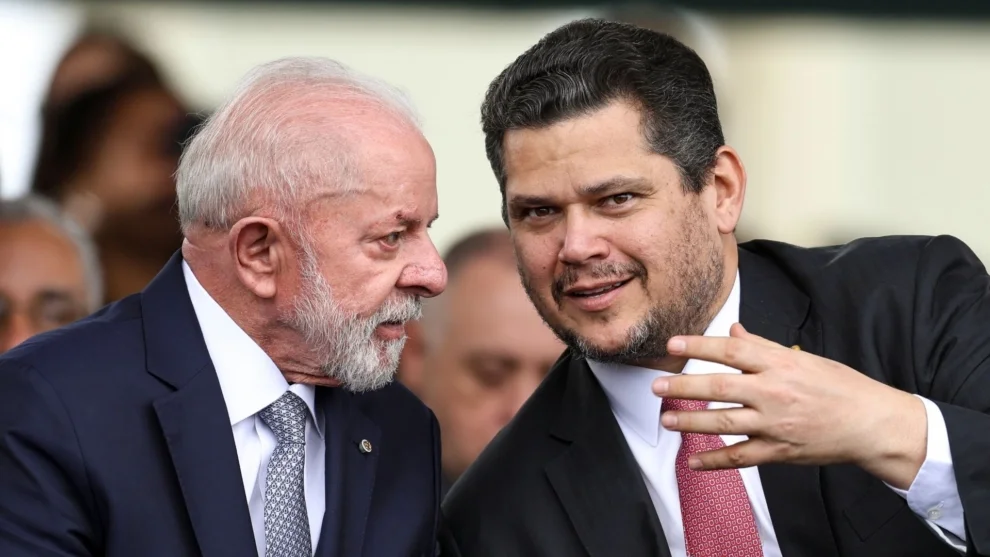 Alcolumbre busca diálogo com Lula após derrota de Messias