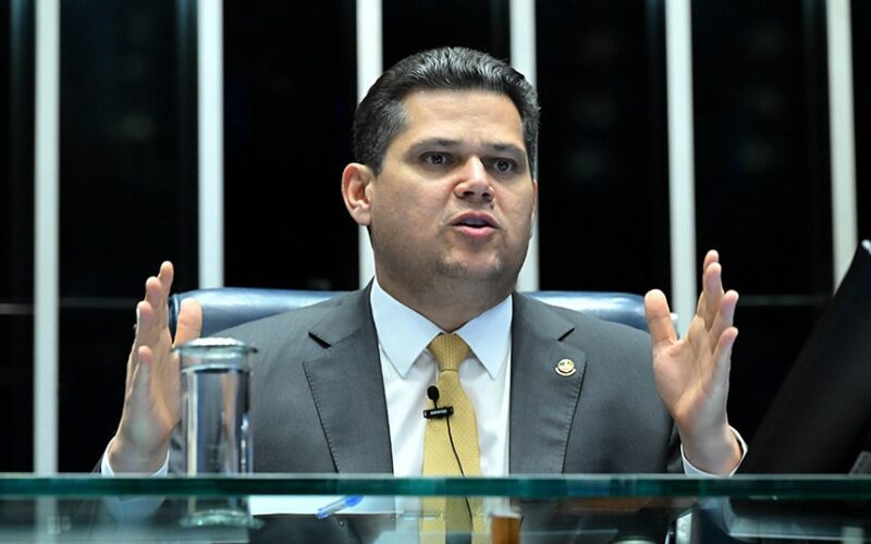 Alcolumbre evita prazo e empresários pedem adiamento do fim da 6x1