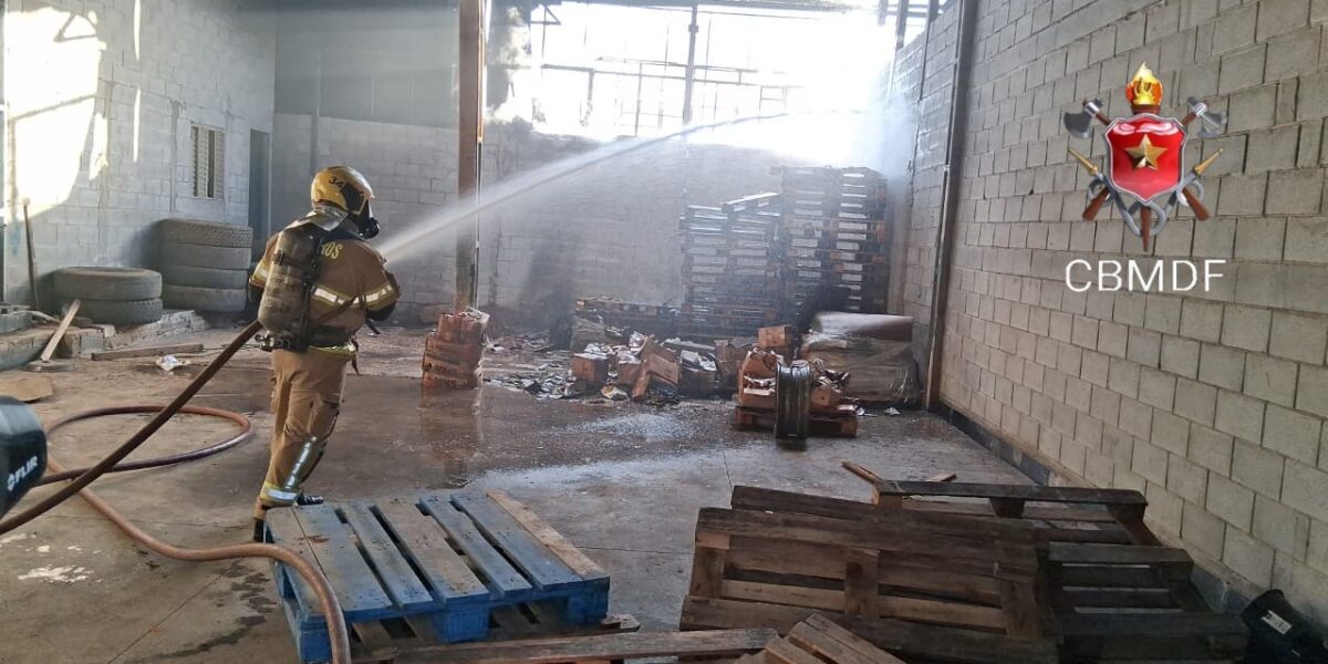 Bombeiros controlam incêndio em galpão de Ceilândia