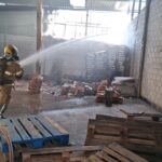Bombeiros controlam incêndio em galpão de Ceilândia