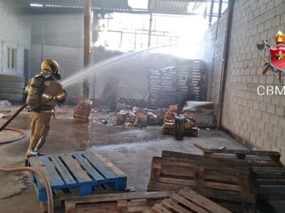 Bombeiros controlam incêndio em galpão de Ceilândia