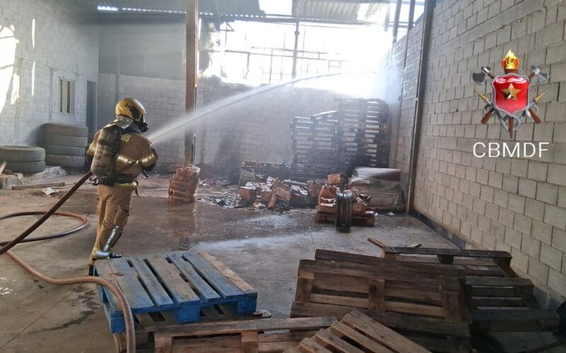 Bombeiros controlam incêndio em galpão de Ceilândia