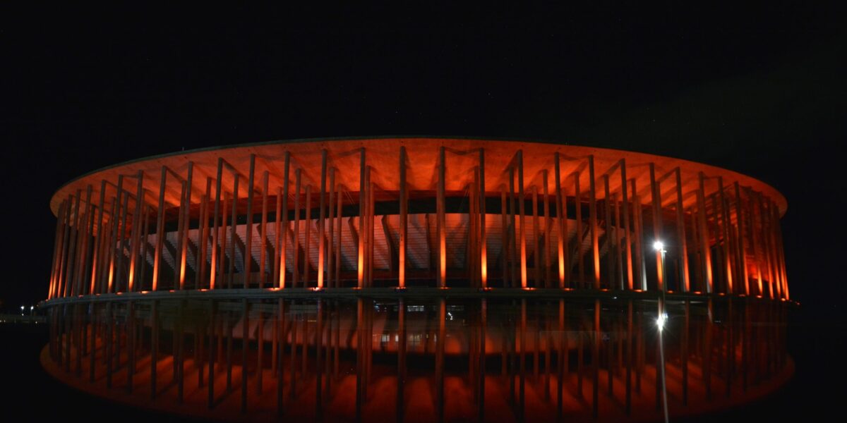 Brasília ilumina monumentos contra violência infantil
