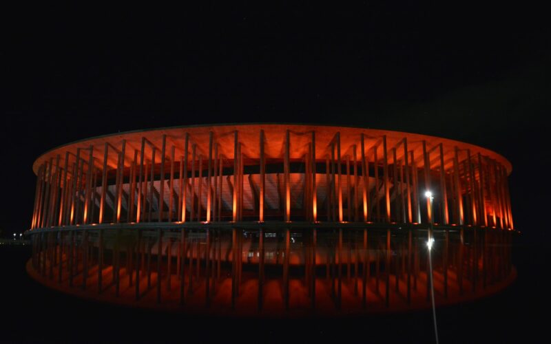Brasília ilumina monumentos contra violência infantil