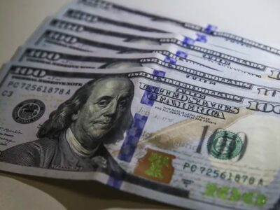 Dólar fecha em R$ 4,95, menor nível em dois anos
