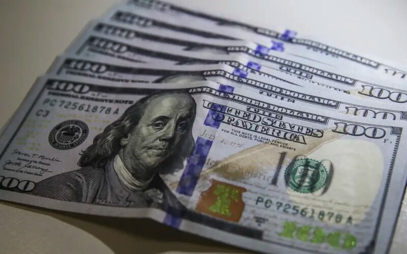 Dólar fecha em R$ 4,95, menor nível em dois anos