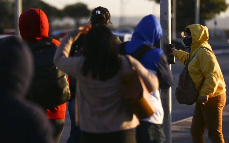 Frente fria traz temporais e queda de temperatura ao Sul do Brasil