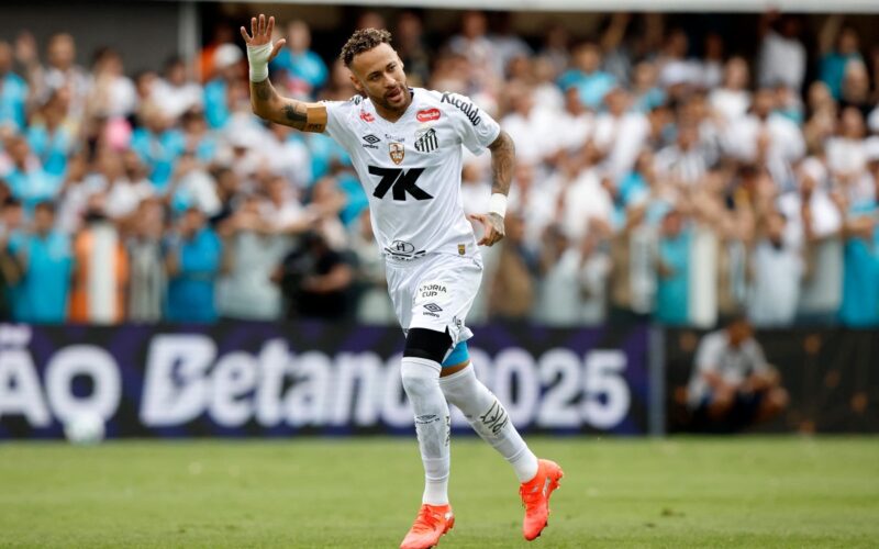 Neymar marca na Vila, Santos vence Bragantino e sai do Z4
