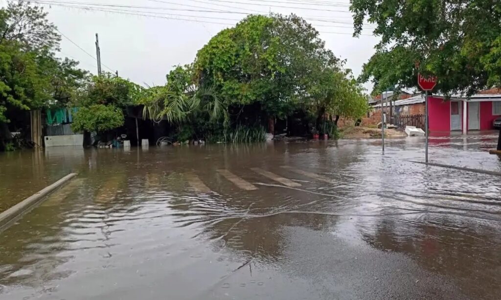 Temporal no RS: 500 desalojados, emergência e rodovias