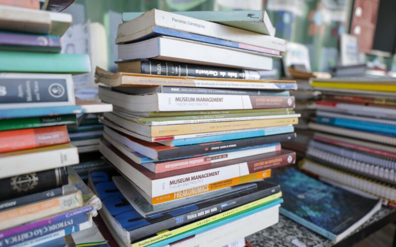 Venda de livros no Brasil cresce 6,5% em 2025; obras gerais lideram