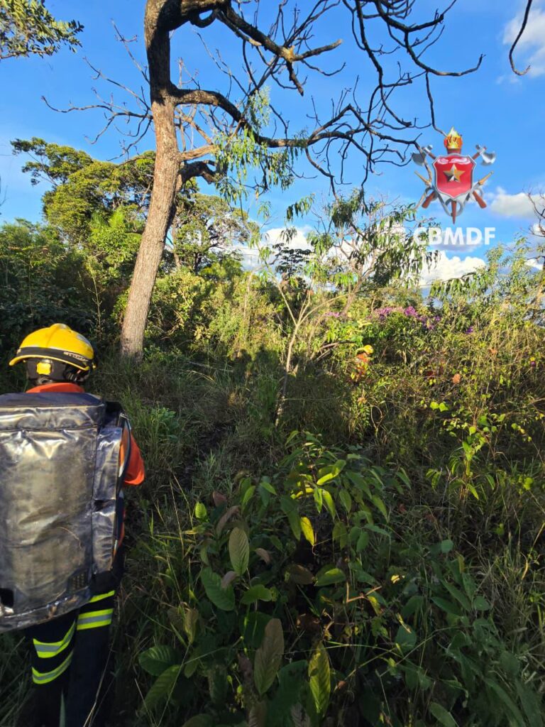 Bombeiros resgatam homem com fortes dores em área rural de Brazlândia