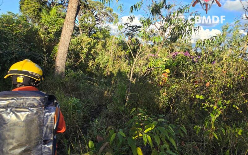 Bombeiros resgatam homem com fortes dores em área rural de Brazlândia