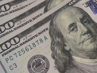 Dólar cai a R$ 5,02 com alta do petróleo, apesar de risco geopolítico