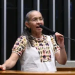 Heloísa Helena deixa Brasília com despedida dramática