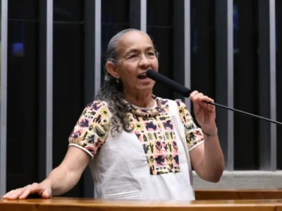 Heloísa Helena deixa Brasília com despedida dramática