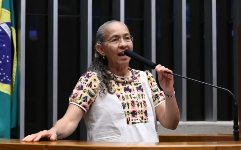 Heloísa Helena deixa Brasília com despedida dramática