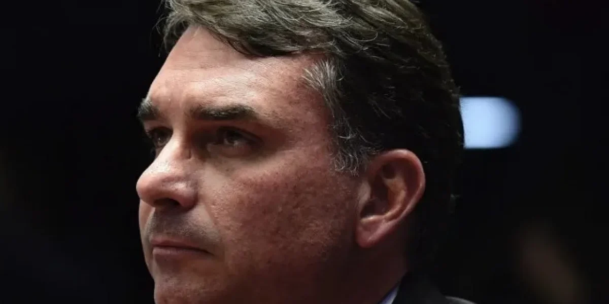 Flávio admite: relação com imprensa foi erro de Bolsonaro