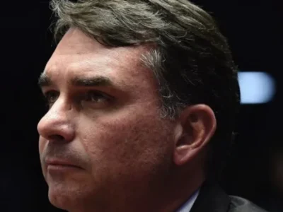 Flávio admite: relação com imprensa foi erro de Bolsonaro