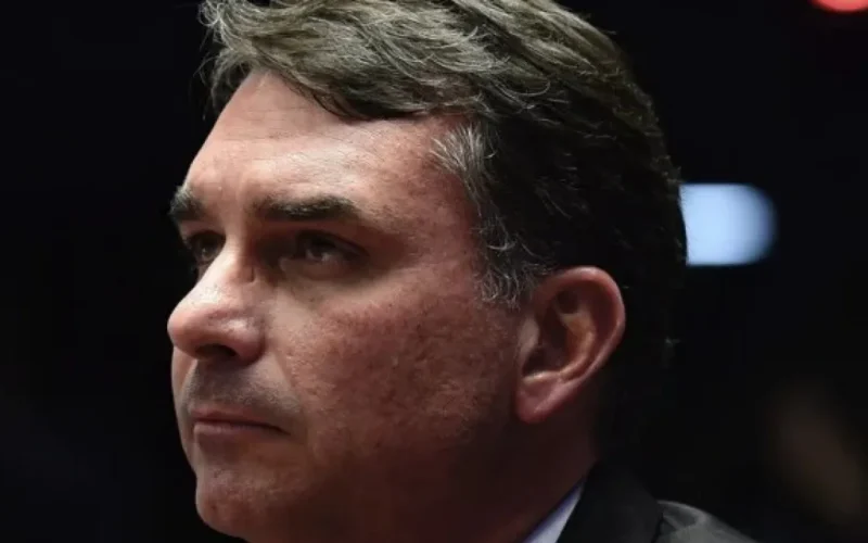 Flávio admite: relação com imprensa foi erro de Bolsonaro